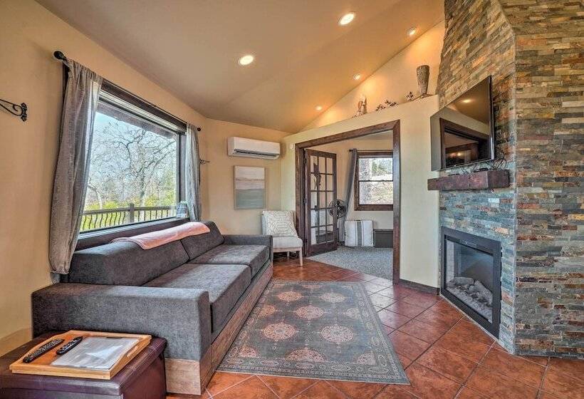 Sunset Bluff Treehouse : On Bull Shoals Lake!