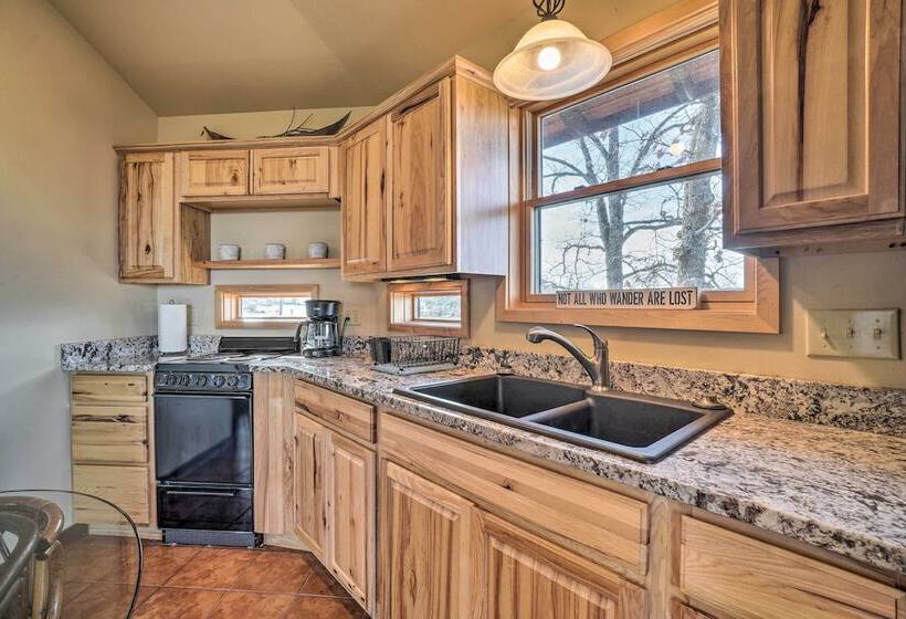 Sunset Bluff Treehouse : On Bull Shoals Lake!