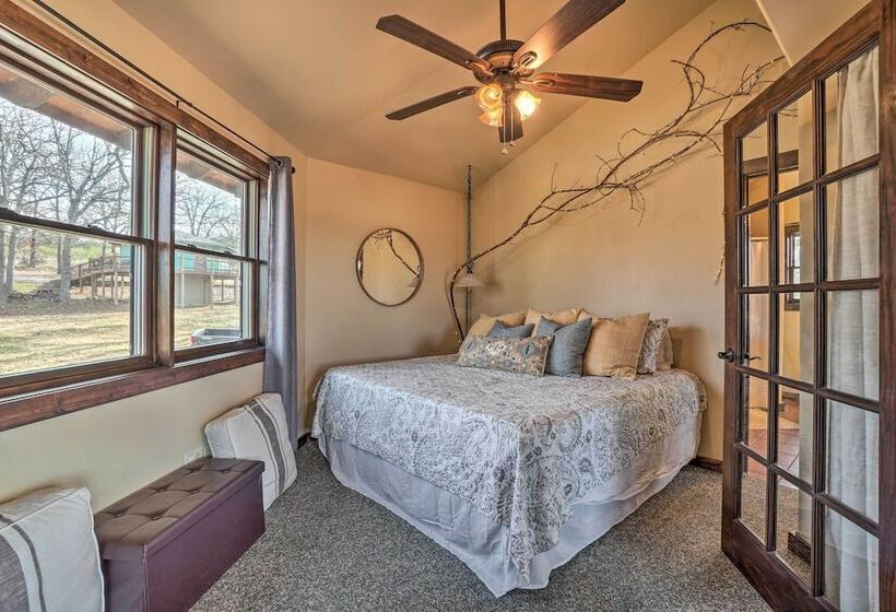 Sunset Bluff Treehouse : On Bull Shoals Lake!