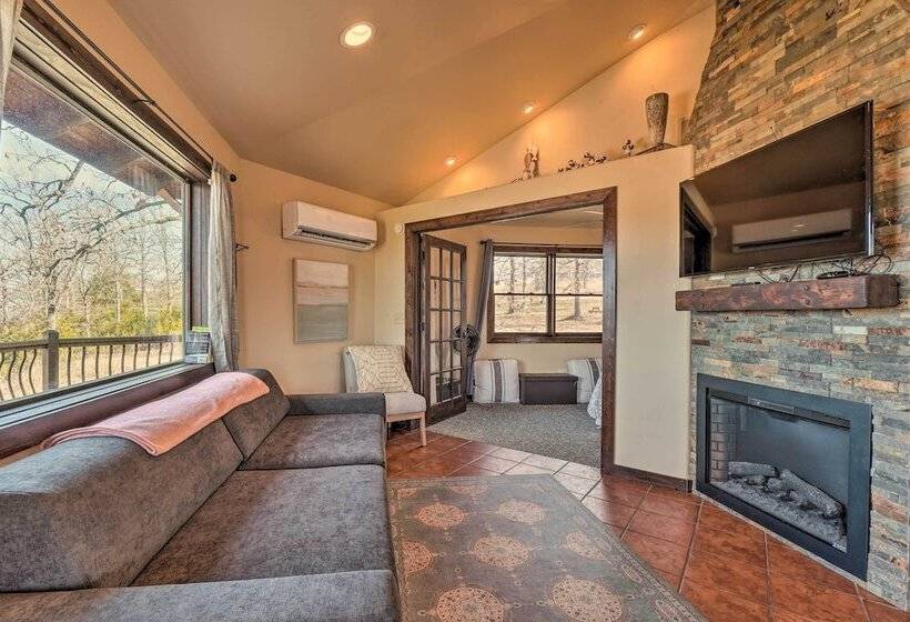 Sunset Bluff Treehouse : On Bull Shoals Lake!