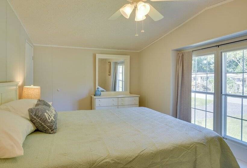 Supply Cottage W/ Deck < 2 Mi To The Beach!