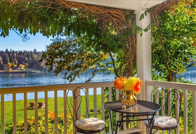 The Hammersley  Luxury Waterfront Estate!