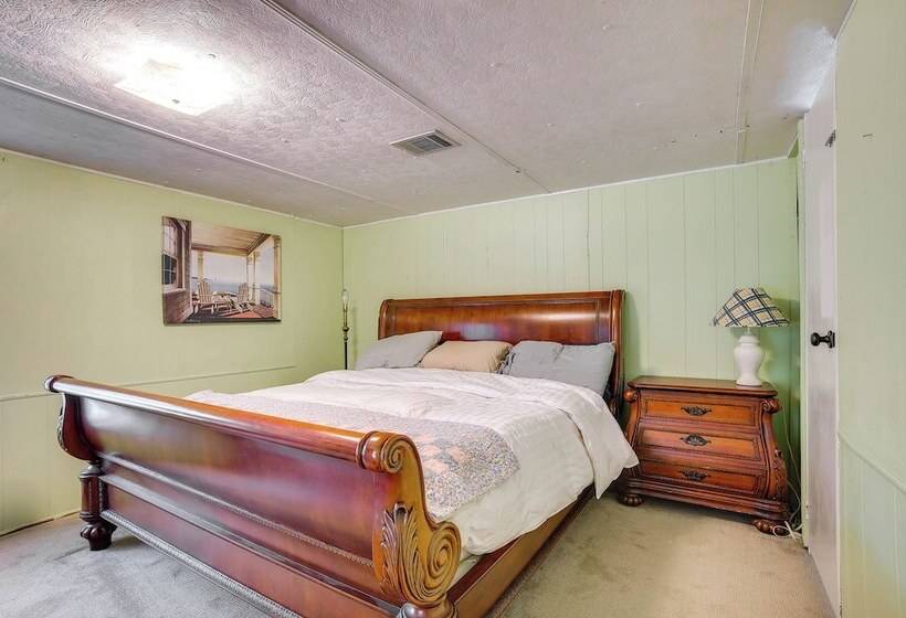 The Whacky Shack Family Cabin W/ Fire Pit!