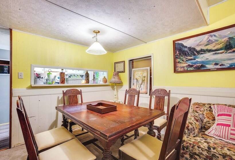 The Whacky Shack Family Cabin W/ Fire Pit!