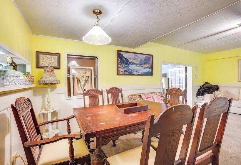 The Whacky Shack Family Cabin W/ Fire Pit!