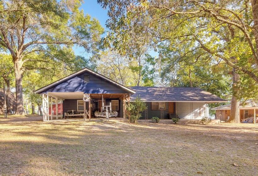 The Whacky Shack Family Cabin W/ Fire Pit!