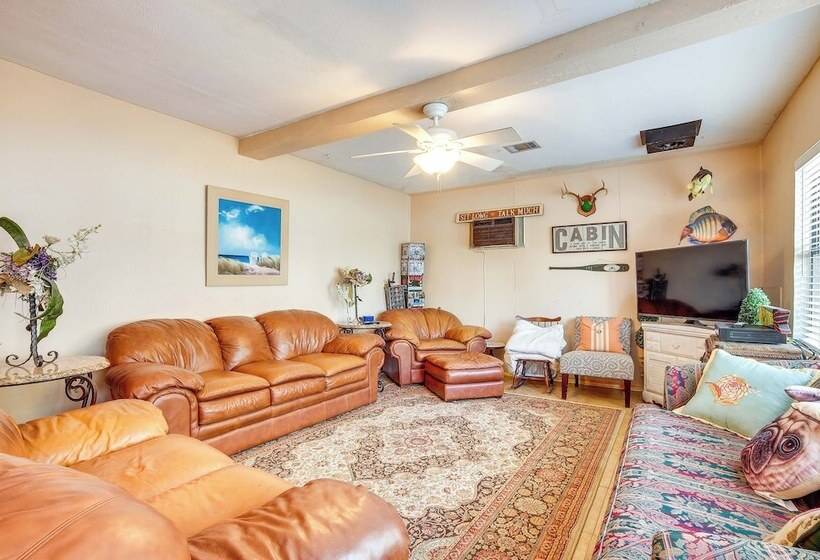 The Whacky Shack Family Cabin W/ Fire Pit!