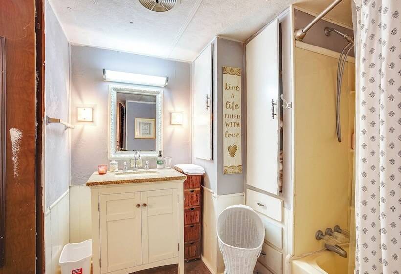 The Whacky Shack Family Cabin W/ Fire Pit!