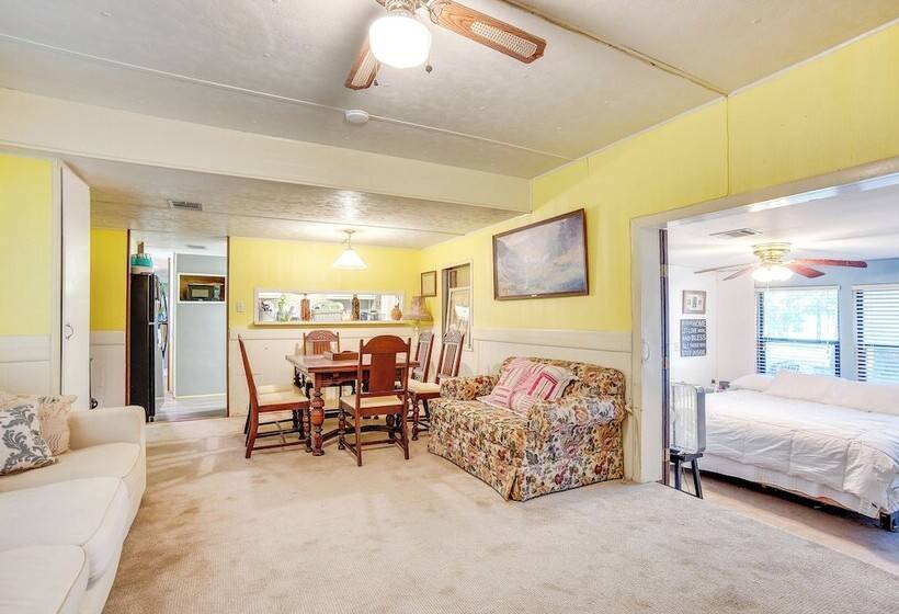 The Whacky Shack Family Cabin W/ Fire Pit!