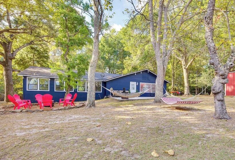The Whacky Shack Family Cabin W/ Fire Pit!
