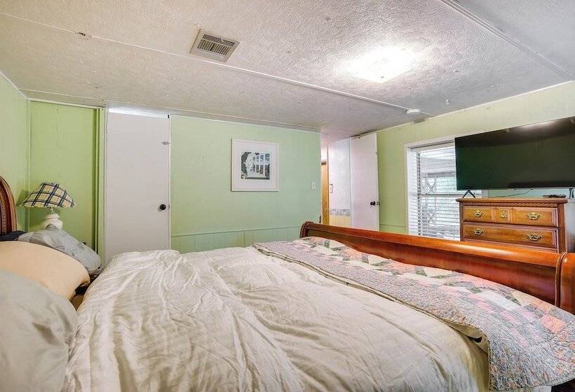 The Whacky Shack Family Cabin W/ Fire Pit!