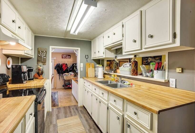 The Whacky Shack Family Cabin W/ Fire Pit!