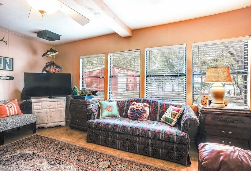 The Whacky Shack Family Cabin W/ Fire Pit!