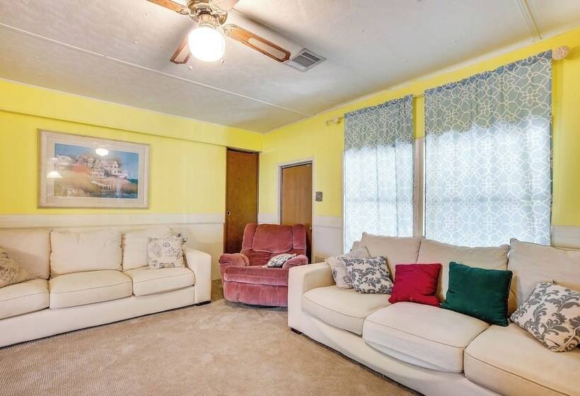 The Whacky Shack Family Cabin W/ Fire Pit!