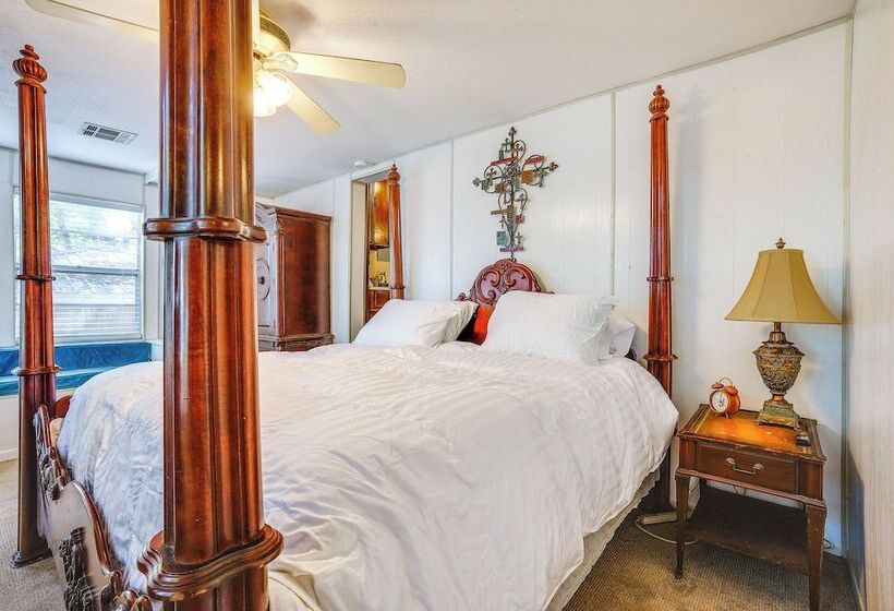 The Whacky Shack Family Cabin W/ Fire Pit!