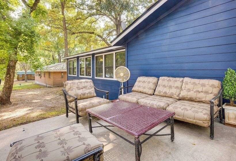 The Whacky Shack Family Cabin W/ Fire Pit!