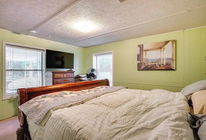 The Whacky Shack Family Cabin W/ Fire Pit!