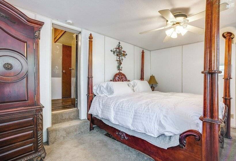 The Whacky Shack Family Cabin W/ Fire Pit!