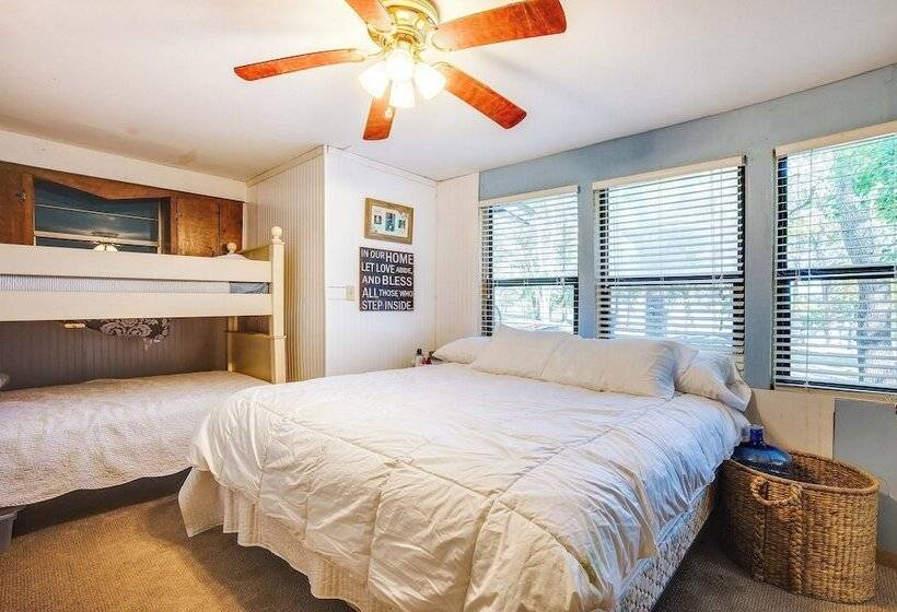 The Whacky Shack  Family Cabin W/ Fire Pit!