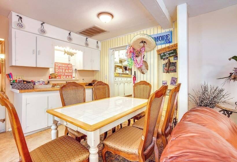 The Whacky Shack Family Cabin W/ Fire Pit!