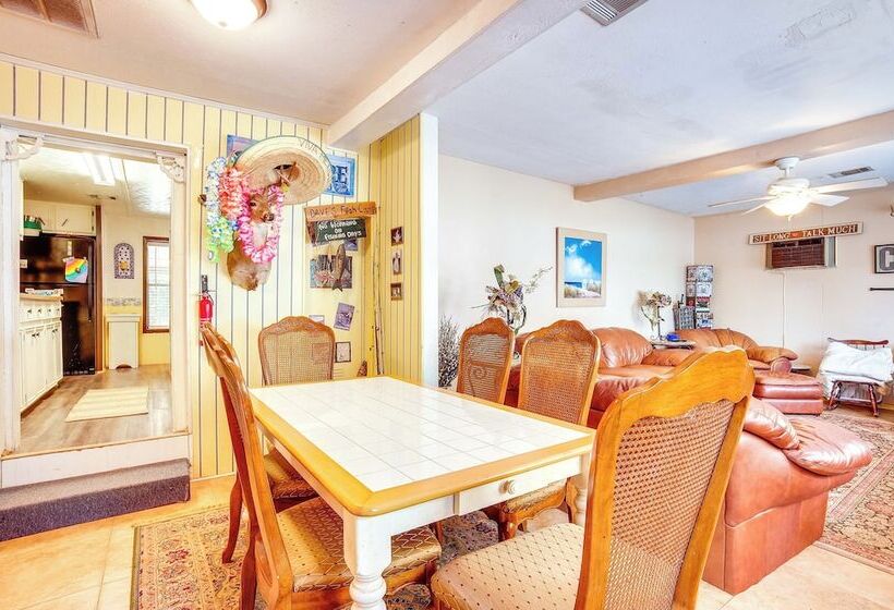 The Whacky Shack Family Cabin W/ Fire Pit!