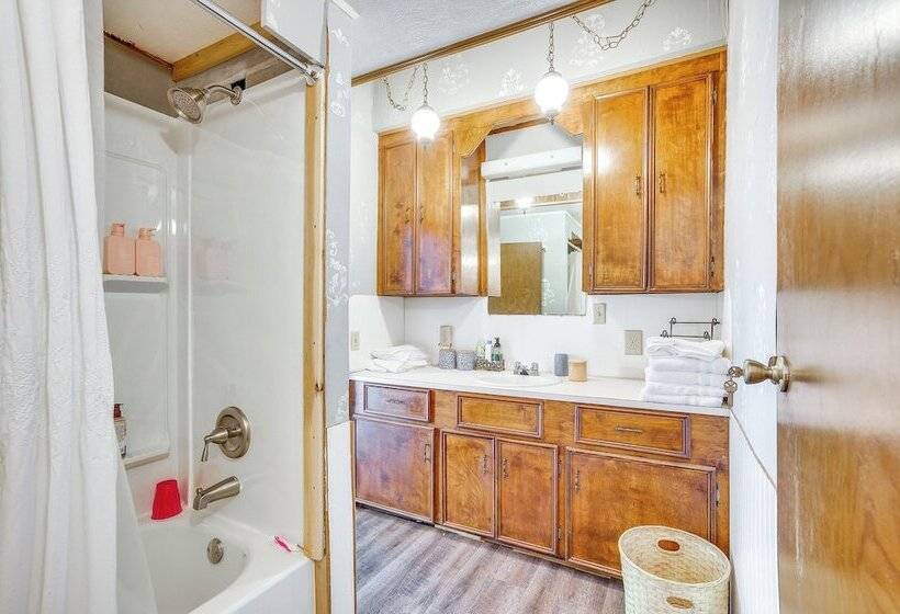 The Whacky Shack Family Cabin W/ Fire Pit!