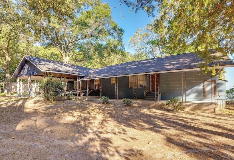 The Whacky Shack Family Cabin W/ Fire Pit!