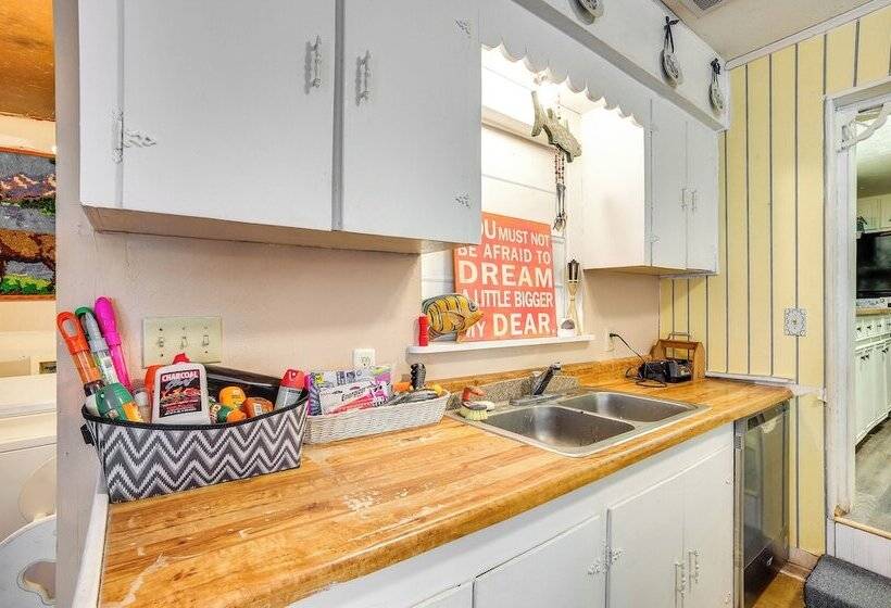 The Whacky Shack Family Cabin W/ Fire Pit!