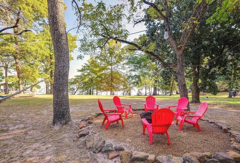 The Whacky Shack Family Cabin W/ Fire Pit!