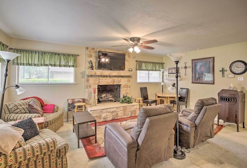 1 Mi To University Of Texas: Home In Richardson!