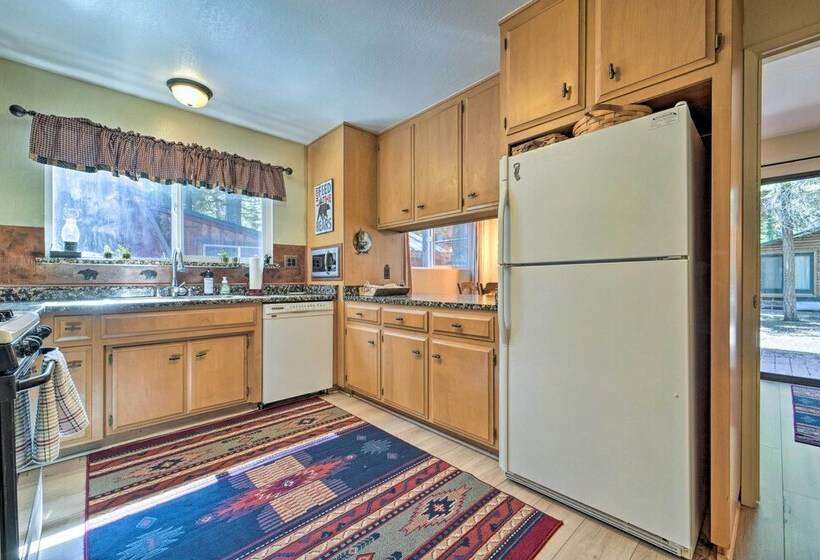 Near Lake: Cabin W/ Fire Pit & Grill In Truckee!