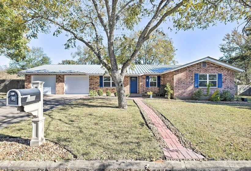 Updated  Blue Door Haus  ~ 1 Mi To Main St!