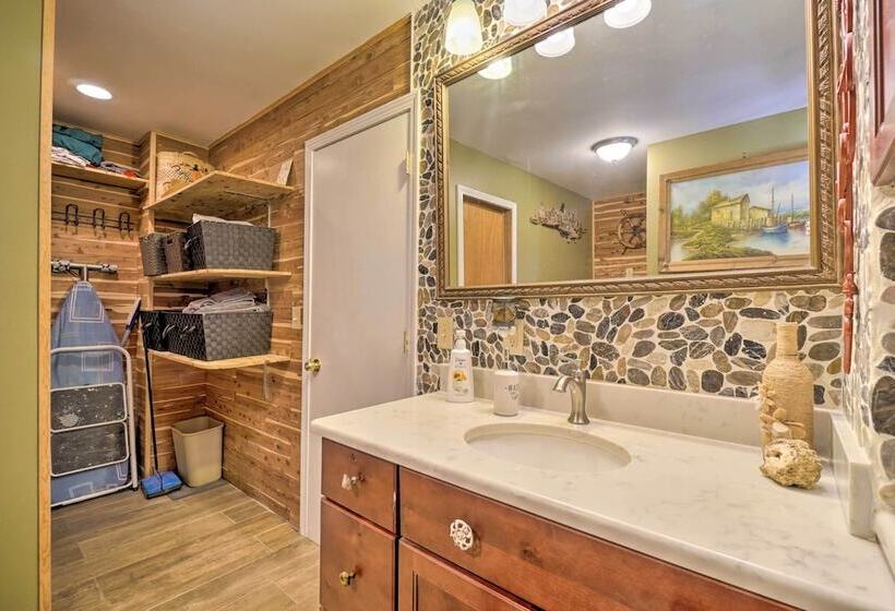 Updated Buckeye Lake Retreat W/ Game Room!