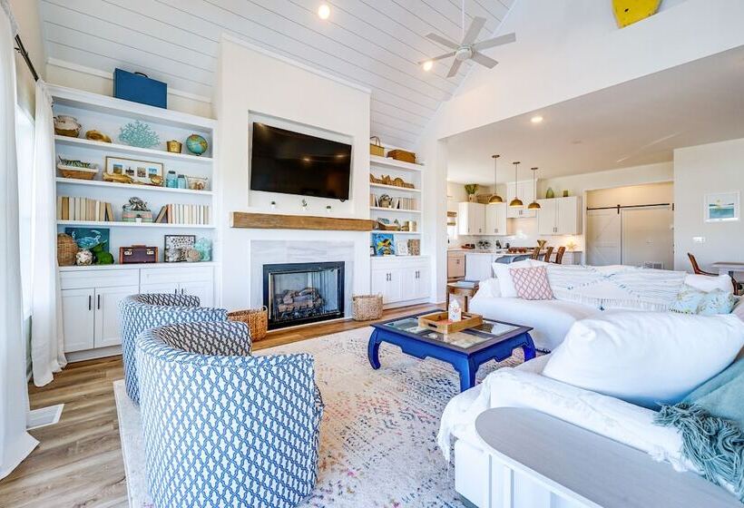 Upscale Oak Island Escape W/ 66 Ft Veranda!