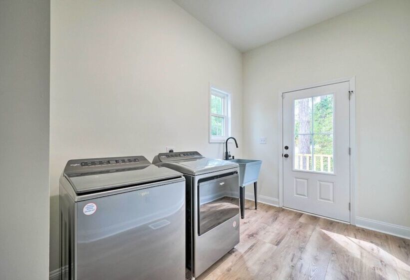 Upscale Oak Island Escape W/ 66 Ft Veranda!