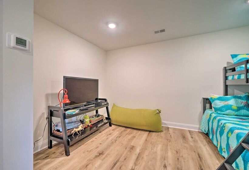 Upscale Oak Island Escape W/ 66 Ft Veranda!