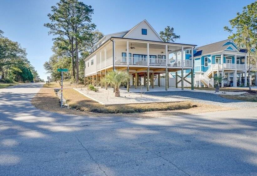 Upscale Oak Island Escape W/ 66 Ft Veranda!
