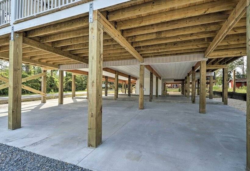 Upscale Oak Island Escape W/ 66 Ft Veranda!
