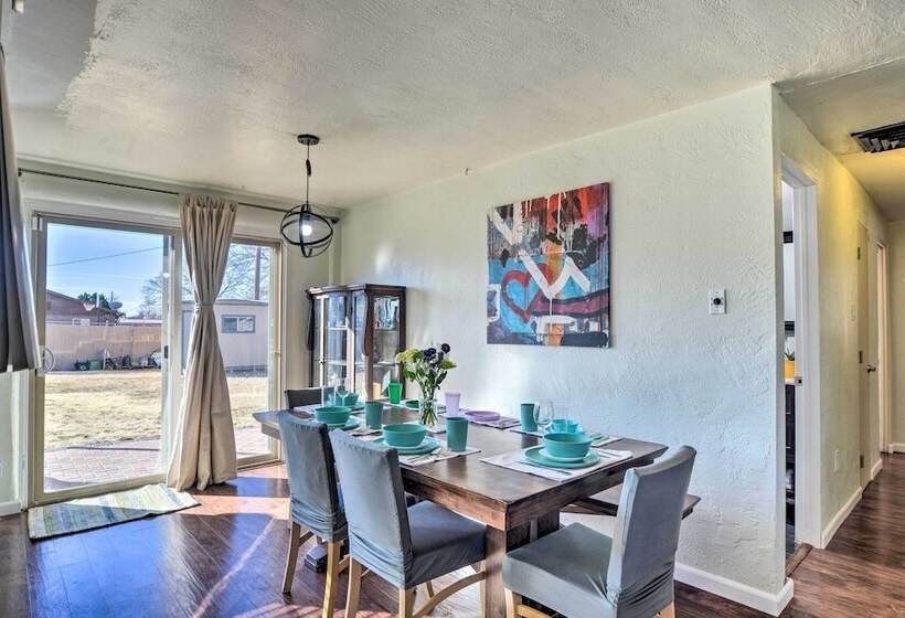 Vibrant Abq Adobe Den: Mtn Views, Walk To Park!
