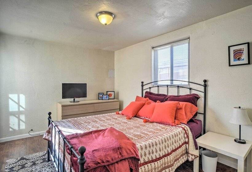 Vibrant Abq Adobe Den: Mtn Views, Walk To Park!
