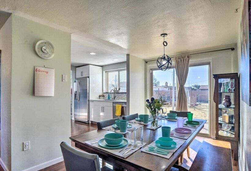 Vibrant Abq Adobe Den: Mtn Views, Walk To Park!