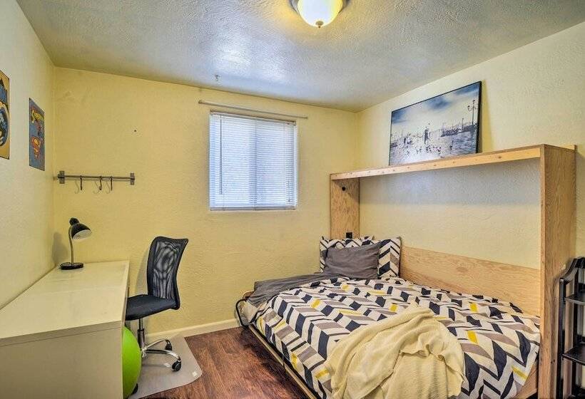 Vibrant Abq Adobe Den: Mtn Views, Walk To Park!