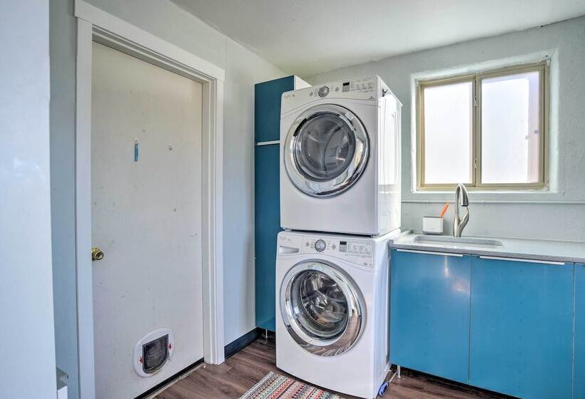 Vibrant Abq Adobe Den: Mtn Views, Walk To Park!