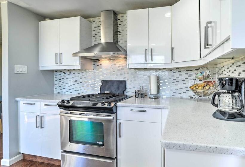 Vibrant Abq Adobe Den: Mtn Views, Walk To Park!