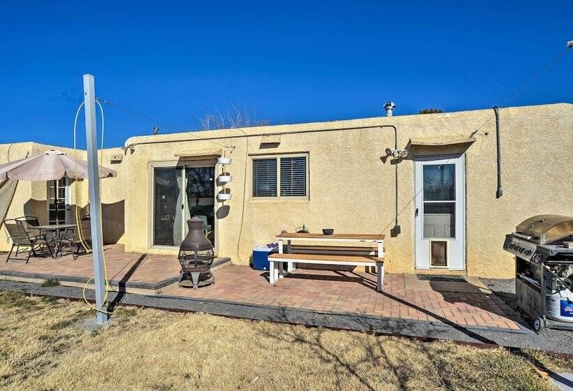 Vibrant Abq Adobe Den: Mtn Views, Walk To Park!