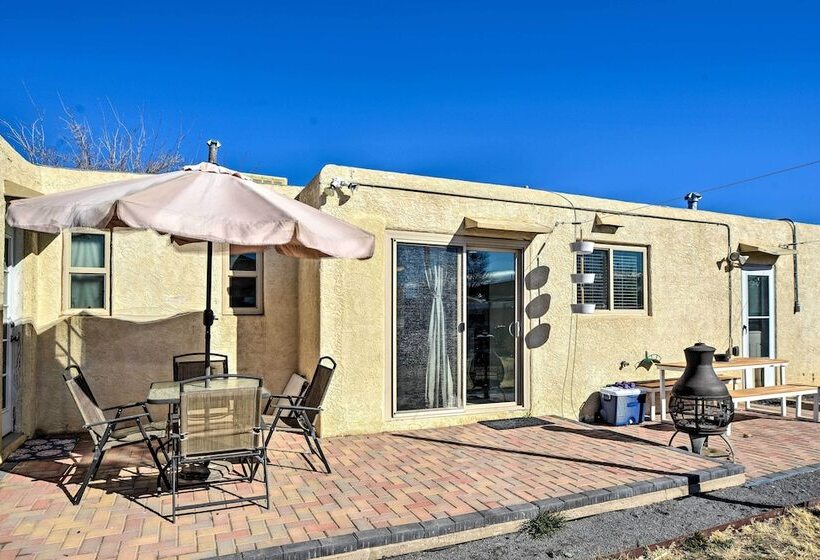 Vibrant Abq Adobe Den: Mtn Views, Walk To Park!