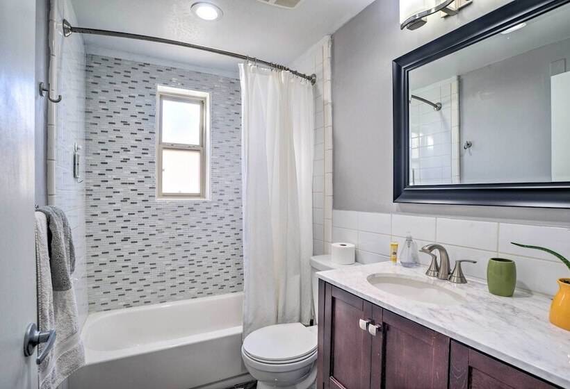 Vibrant Abq Adobe Den: Mtn Views, Walk To Park!