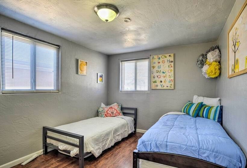 Vibrant Abq Adobe Den: Mtn Views, Walk To Park!