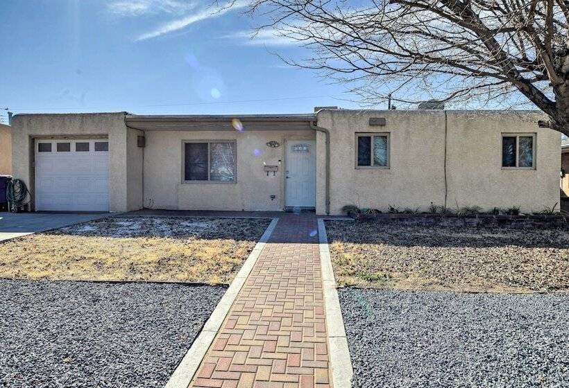 Vibrant Abq Adobe Den: Mtn Views, Walk To Park!