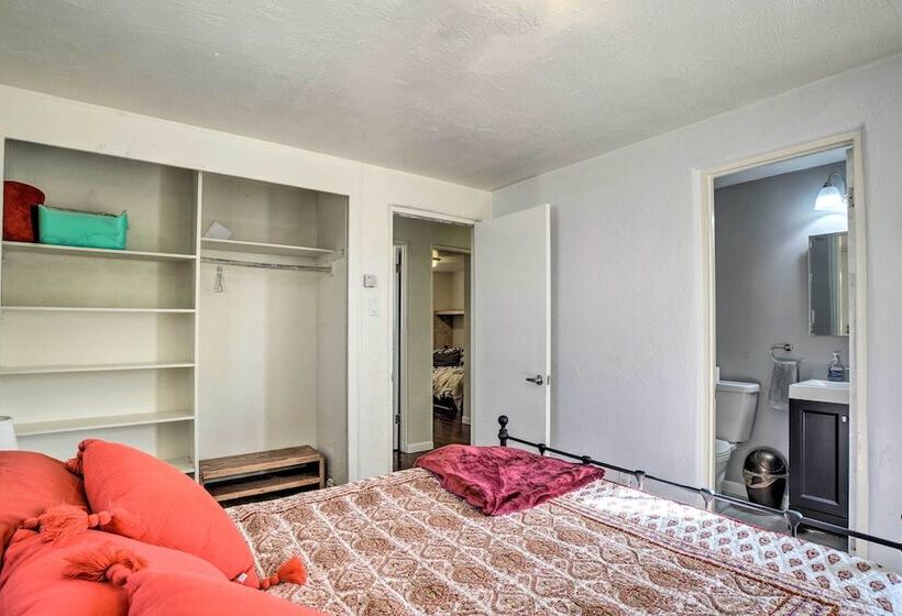 Vibrant Abq Adobe Den: Mtn Views, Walk To Park!